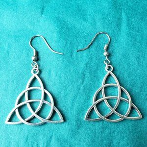 2/10$ NWOT Silver tone triquetra earrings